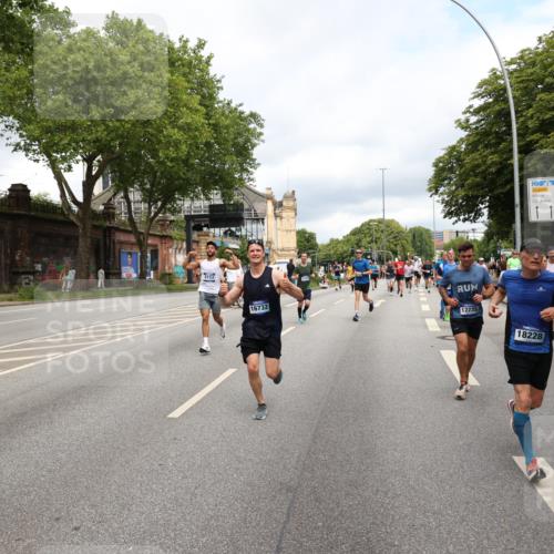 29.06.2025 - hella hamburg halbmarathon Yannick Fuchs http://msf.ph/oto/8197918 29.06.2025 10:44:29 20KM 1119, 1216, 1321, 1399, 1507, 1630, 2020, 2234, 3296, 3852, 3947, 4127, 4346, 4933, 5115, 5894, 6662, 6712, 6795, 7176, 7583, 7930, 7932, 8153, 8313, 8572, 8657, 8704, 9303, 10371, 10750, 11356, 11455, 11607, 12235, 12527, 12624, 13008, 13282, 13609, 13758, 13812, 14034, 14257, 15803, 15950, 16000, 16242, 16716, 16732, 16806, 16887, 17247, 17319, 17384, 18066, 18228, 18229, 18370, 18451, 18499, 18657, 18658, 18811, 18884 meine-sportfotos.de