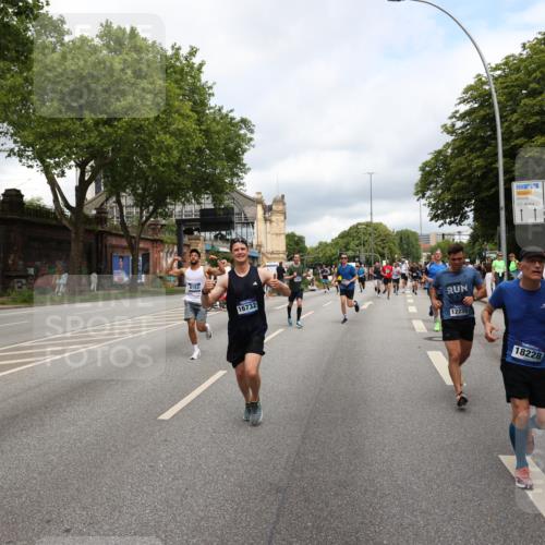 29.06.2025 - hella hamburg halbmarathon Yannick Fuchs http://msf.ph/oto/8197946 29.06.2025 10:44:29 20KM 1119, 1216, 1321, 1399, 1507, 1630, 2020, 2234, 3296, 3852, 3947, 4127, 4346, 4933, 5115, 5894, 6662, 6712, 6795, 7176, 7583, 7930, 7932, 8153, 8313, 8572, 8657, 8704, 9303, 10371, 10750, 11356, 11455, 11607, 12235, 12527, 12624, 13008, 13282, 13609, 13758, 13812, 14034, 14257, 15803, 15950, 16000, 16242, 16716, 16732, 16806, 16887, 17247, 17319, 17384, 18066, 18228, 18229, 18370, 18451, 18499, 18657, 18658, 18811, 18884 meine-sportfotos.de