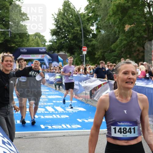 29.06.2025 - hella hamburg halbmarathon Zöllner http://msf.ph/oto/8197961 29.06.2025 10:35:49 Ziel 3843, 12462, 12899, 16119 meine-sportfotos.de