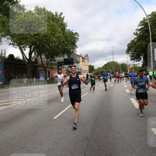 29.06.2025 - hella hamburg halbmarathon Yannick Fuchs http://msf.ph/oto/8197990 29.06.2025 10:44:29 20KM 1119, 1216, 1321, 1399, 1507, 1630, 2020, 2234, 3296, 3852, 3947, 4127, 4346, 4933, 5115, 5894, 6662, 6712, 6795, 7176, 7583, 7930, 7932, 8153, 8313, 8572, 8657, 8704, 9303, 10371, 10750, 11356, 11455, 11607, 12235, 12527, 12624, 13008, 13282, 13609, 13758, 13812, 14034, 14257, 15803, 15950, 16000, 16242, 16716, 16732, 16806, 16887, 17247, 17319, 17384, 18066, 18228, 18229, 18370, 18451, 18499, 18657, 18658, 18811, 18884 meine-sportfotos.de