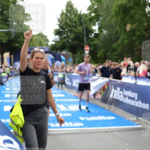 29.06.2025 - hella hamburg halbmarathon Zöllner http://msf.ph/oto/8198019 29.06.2025 10:35:50 Ziel 3843, 12462, 12899, 13252, 15161, 16119 meine-sportfotos.de
