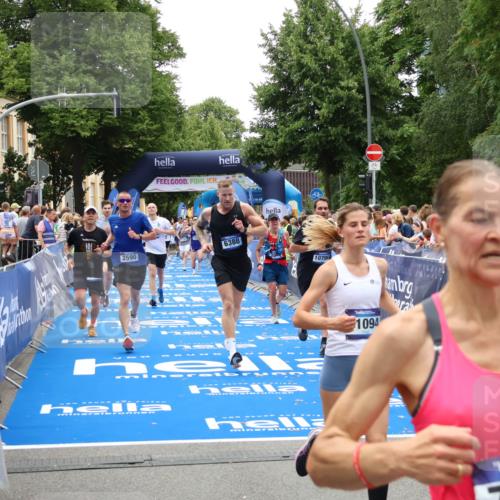 29.06.2025 - hella hamburg halbmarathon Zöllner http://msf.ph/oto/8198021 29.06.2025 10:46:20 Ziel 1569, 1600, 2048, 2590, 3056, 4949, 6388, 6691, 8142, 9497, 10796, 11094, 14200, 14262, 17190, 18118, 18797 meine-sportfotos.de