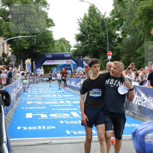 29.06.2025 - hella hamburg halbmarathon Zöllner http://msf.ph/oto/8198061 29.06.2025 10:35:52 Ziel 3843, 13252, 15161, 16119 meine-sportfotos.de