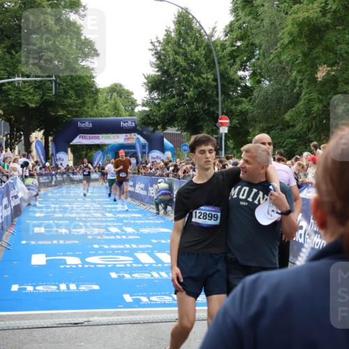 29.06.2025 - hella hamburg halbmarathon Zöllner http://msf.ph/oto/8198100 29.06.2025 10:35:53 Ziel 3843, 13252, 15161, 16119 meine-sportfotos.de
