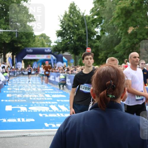 29.06.2025 - hella hamburg halbmarathon Zöllner http://msf.ph/oto/8198152 29.06.2025 10:35:53 Ziel 3843, 13252, 15161, 16119 meine-sportfotos.de
