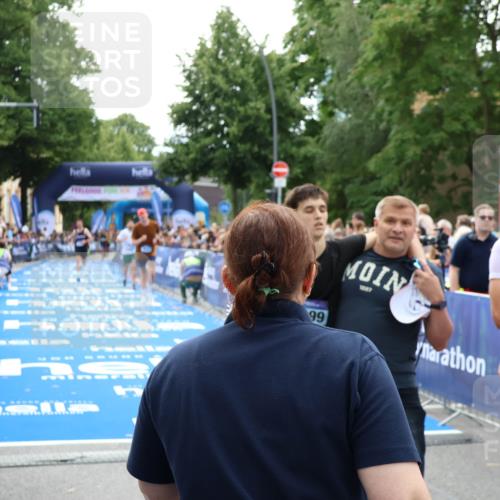 29.06.2025 - hella hamburg halbmarathon Zöllner http://msf.ph/oto/8198198 29.06.2025 10:35:53 Ziel 3843, 13252, 15161, 16119 meine-sportfotos.de