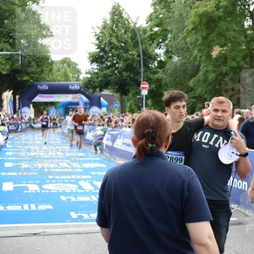 29.06.2025 - hella hamburg halbmarathon Zöllner http://msf.ph/oto/8198247 29.06.2025 10:35:54 Ziel 3843, 13252, 15161 meine-sportfotos.de