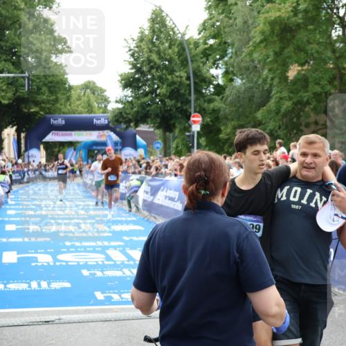 29.06.2025 - hella hamburg halbmarathon Zöllner http://msf.ph/oto/8198291 29.06.2025 10:35:54 Ziel 3843, 13252, 15161 meine-sportfotos.de