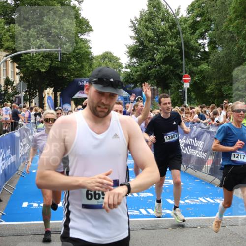 29.06.2025 - hella hamburg halbmarathon Zöllner http://msf.ph/oto/8198363 29.06.2025 10:46:30 Ziel 2222, 2842, 4237, 4497, 6421, 6978, 7335, 8482, 8981, 9232, 9386, 9786, 11185, 11773, 12171, 12651, 12891, 13698, 14045, 14228, 14482, 15157, 16127, 18211, 18637, 19209 meine-sportfotos.de