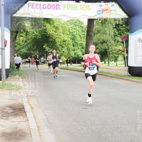 29.06.2025 - hella hamburg halbmarathon MichiJ http://msf.ph/oto/8198432 29.06.2025 10:21:11 Zwischen KM18-KM19 4129, 4698, 5187, 5746, 13617 meine-sportfotos.de