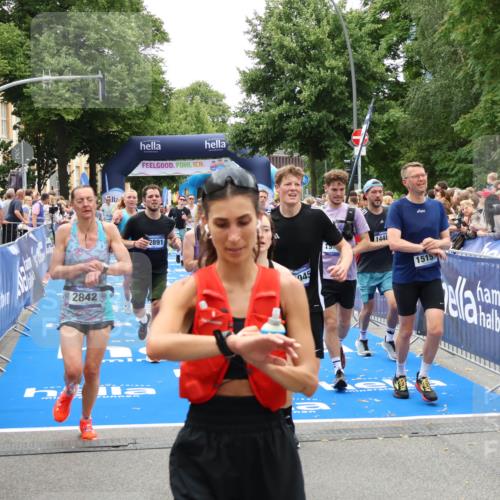 29.06.2025 - hella hamburg halbmarathon Zöllner http://msf.ph/oto/8198486 29.06.2025 10:46:33 Ziel 2222, 2842, 4237, 4497, 5459, 6421, 6978, 8482, 8981, 9232, 9386, 9529, 9786, 12891, 14045, 14228, 14482, 15157, 15206, 17281, 17461, 18882, 19209 meine-sportfotos.de