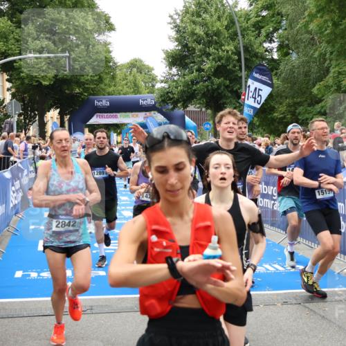 29.06.2025 - hella hamburg halbmarathon Zöllner http://msf.ph/oto/8198499 29.06.2025 10:46:33 Ziel 2222, 2842, 4237, 4497, 5459, 6421, 6978, 8482, 8981, 9232, 9386, 9529, 9786, 12891, 14045, 14228, 14482, 15157, 15206, 17281, 17461, 18882, 19209 meine-sportfotos.de