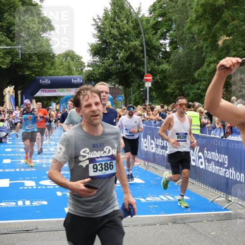 29.06.2025 - hella hamburg halbmarathon Zöllner http://msf.ph/oto/8198684 29.06.2025 10:46:39 Ziel 1920, 1942, 5459, 8482, 9051, 9232, 9529, 13525, 13554, 15026, 15133, 15206, 15714, 17281, 17461, 18297, 18882 meine-sportfotos.de