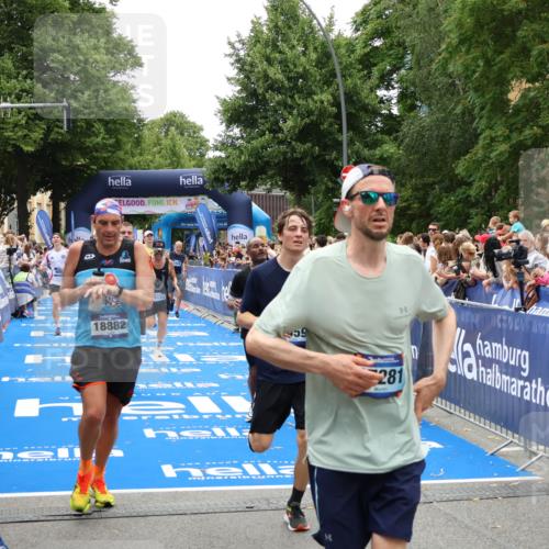 29.06.2025 - hella hamburg halbmarathon Zöllner http://msf.ph/oto/8198766 29.06.2025 10:46:41 Ziel 1920, 1942, 5459, 9051, 13525, 13554, 15026, 15133, 15206, 15714, 16175, 17865, 18297, 18882 meine-sportfotos.de