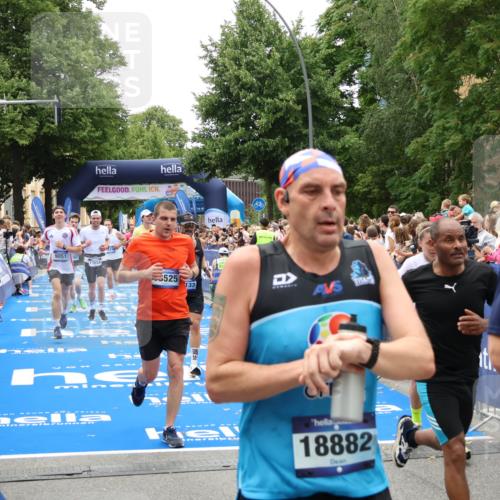 29.06.2025 - hella hamburg halbmarathon Zöllner http://msf.ph/oto/8198839 29.06.2025 10:46:42 Ziel 1920, 1942, 9051, 13525, 13554, 15026, 15133, 15206, 15714, 16175, 17865, 18297, 19128 meine-sportfotos.de