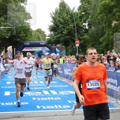 29.06.2025 - hella hamburg halbmarathon Zöllner http://msf.ph/oto/8198920 29.06.2025 10:46:44 Ziel 1920, 1942, 3976, 6630, 9051, 13554, 15026, 15133, 15714, 16175, 17743, 17865, 18297, 19128 meine-sportfotos.de