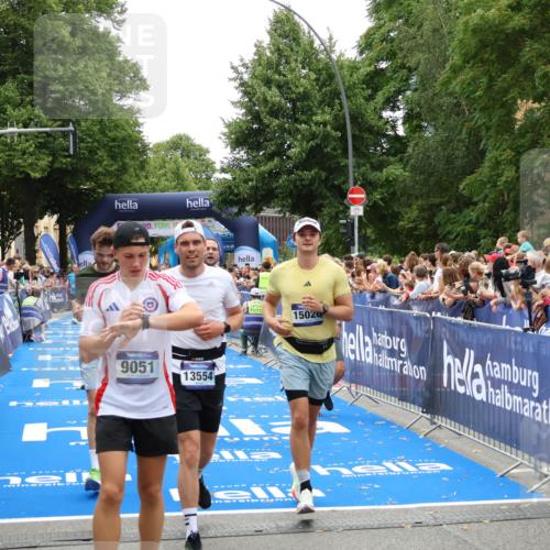 29.06.2025 - hella hamburg halbmarathon Zöllner http://msf.ph/oto/8199011 29.06.2025 10:46:46 Ziel 1920, 1942, 3976, 6630, 11858, 13554, 14541, 15026, 15714, 15900, 16175, 17353, 17743, 17865, 18297, 19128 meine-sportfotos.de