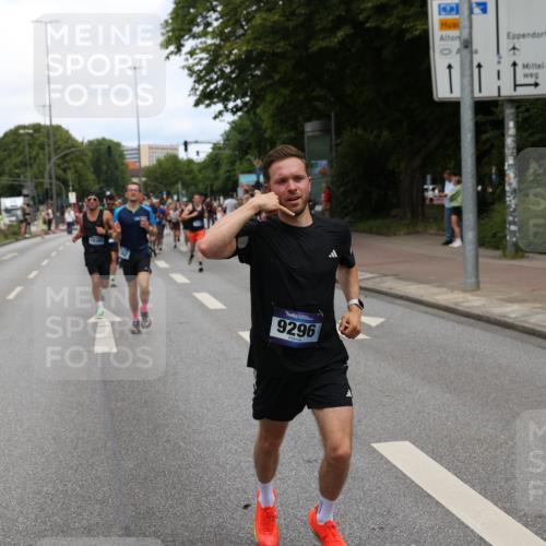 29.06.2025 - hella hamburg halbmarathon Yannick Fuchs http://msf.ph/oto/8199039 29.06.2025 10:31:48 20KM 1411, 2196, 2767, 4860, 4865, 5003, 5092, 5307, 5315, 6123, 6458, 6529, 7310, 7482, 8362, 9178, 9296, 9914, 10451, 10680, 10738, 11833, 13141, 13854, 13972, 14387, 14459, 14691, 14934, 15178, 15261, 15410, 15939, 16523, 16992, 17024, 17125, 17137, 17306, 17658, 17723, 18062, 18159, 18384, 18824 meine-sportfotos.de