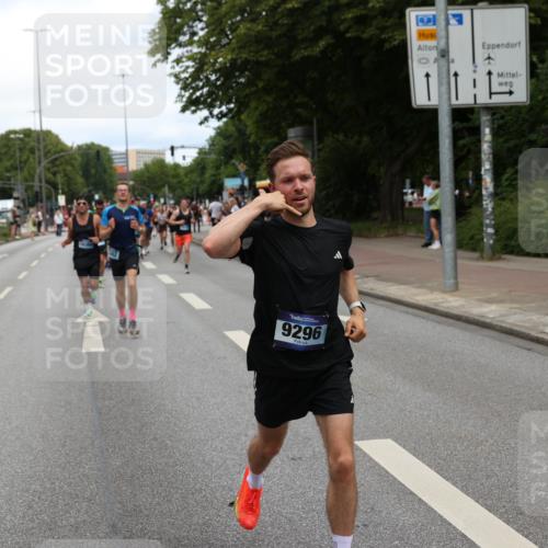 29.06.2025 - hella hamburg halbmarathon Yannick Fuchs http://msf.ph/oto/8199058 29.06.2025 10:31:48 20KM 1411, 2196, 2767, 4860, 4865, 5003, 5092, 5307, 5315, 6123, 6458, 6529, 7310, 7482, 8362, 9178, 9296, 9914, 10451, 10680, 10738, 11833, 13141, 13854, 13972, 14387, 14459, 14691, 14934, 15178, 15261, 15410, 15939, 16523, 16992, 17024, 17125, 17137, 17306, 17658, 17723, 18062, 18159, 18384, 18824 meine-sportfotos.de