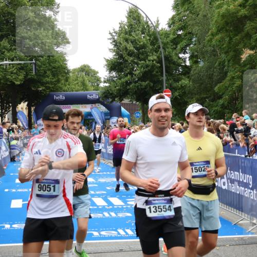 29.06.2025 - hella hamburg halbmarathon Zöllner http://msf.ph/oto/8199065 29.06.2025 10:46:47 Ziel 1920, 1942, 3976, 6630, 11858, 14541, 15714, 15900, 16175, 17353, 17669, 17743, 17865, 18297, 19128 meine-sportfotos.de