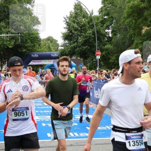 29.06.2025 - hella hamburg halbmarathon Zöllner http://msf.ph/oto/8199083 29.06.2025 10:46:47 Ziel 1920, 1942, 3976, 6630, 11858, 14541, 15714, 15900, 16175, 17353, 17669, 17743, 17865, 18297, 19128 meine-sportfotos.de