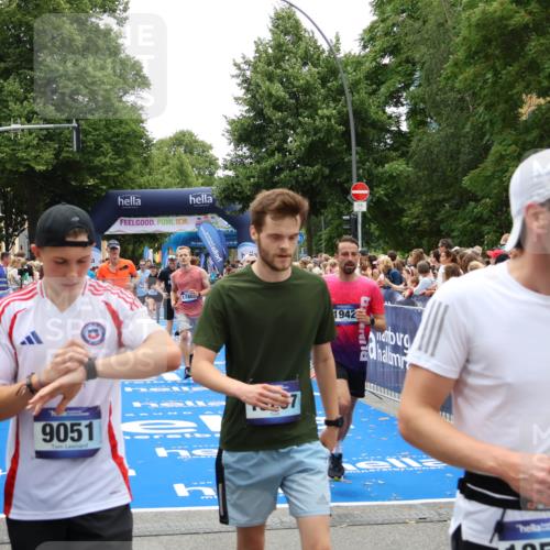 29.06.2025 - hella hamburg halbmarathon Zöllner http://msf.ph/oto/8199092 29.06.2025 10:46:48 Ziel 1942, 3976, 6630, 11858, 13940, 14541, 15900, 16175, 17353, 17669, 17743, 17865, 19128 meine-sportfotos.de