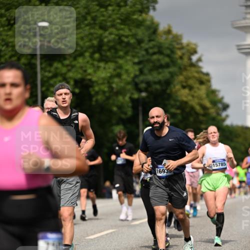 29.06.2025 - hella hamburg halbmarathon Dr. Thomas Lammeyer http://msf.ph/oto/8199149 29.06.2025 10:11:36 Kennedybrücke 1893, 1993, 2136, 3929, 4262, 5242, 5287, 5807, 5845, 5926, 6196, 6517, 6518, 6707, 6713, 6715, 6833, 7503, 7760, 8585, 9967, 10283, 10700, 10703, 11114 meine-sportfotos.de
