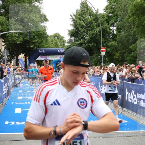 29.06.2025 - hella hamburg halbmarathon Zöllner http://msf.ph/oto/8199151 29.06.2025 10:46:49 Ziel 3976, 6630, 11858, 13940, 14541, 15900, 16175, 17353, 17492, 17669, 17743, 17865, 19128 meine-sportfotos.de