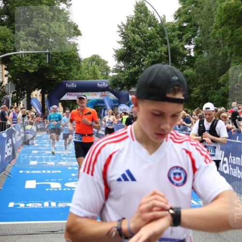 29.06.2025 - hella hamburg halbmarathon Zöllner http://msf.ph/oto/8199162 29.06.2025 10:46:50 Ziel 3976, 6630, 11858, 13940, 14541, 15900, 16175, 17353, 17492, 17669, 17743, 17865, 17892, 19128 meine-sportfotos.de