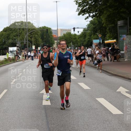 29.06.2025 - hella hamburg halbmarathon Yannick Fuchs http://msf.ph/oto/8199166 29.06.2025 10:31:49 20KM 1411, 2196, 2767, 4860, 4865, 5003, 5092, 5307, 6123, 6458, 6529, 7310, 7482, 8362, 9178, 9296, 9914, 10190, 10451, 10680, 10738, 11833, 13141, 13854, 13972, 14387, 14459, 14691, 14934, 15178, 15261, 15410, 15939, 16523, 16992, 17024, 17125, 17137, 17306, 17658, 17723, 18062, 18159, 18384, 18824 meine-sportfotos.de