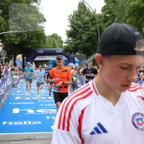29.06.2025 - hella hamburg halbmarathon Zöllner http://msf.ph/oto/8199194 29.06.2025 10:46:50 Ziel 3976, 6630, 11858, 13940, 14541, 15900, 16175, 17353, 17492, 17669, 17743, 17865, 17892, 19128 meine-sportfotos.de