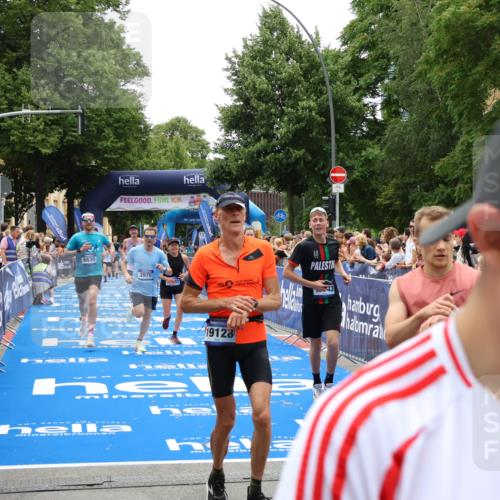 29.06.2025 - hella hamburg halbmarathon Zöllner http://msf.ph/oto/8199205 29.06.2025 10:46:51 Ziel 3976, 6630, 11858, 13940, 14541, 15900, 17172, 17353, 17492, 17669, 17743, 17892, 19105, 19128 meine-sportfotos.de