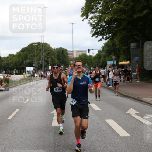 29.06.2025 - hella hamburg halbmarathon Yannick Fuchs http://msf.ph/oto/8199372 29.06.2025 10:31:49 20KM 1411, 2196, 2767, 4860, 4865, 5003, 5092, 5307, 6123, 6458, 6529, 7310, 7482, 8362, 9178, 9296, 9914, 10190, 10451, 10680, 10738, 11833, 13141, 13854, 13972, 14387, 14459, 14691, 14934, 15178, 15261, 15410, 15939, 16523, 16992, 17024, 17125, 17137, 17306, 17658, 17723, 18062, 18159, 18384, 18824 meine-sportfotos.de