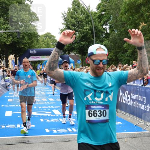 29.06.2025 - hella hamburg halbmarathon Zöllner http://msf.ph/oto/8199405 29.06.2025 10:46:54 Ziel 4091, 11858, 13940, 14385, 14541, 15900, 17172, 17353, 17492, 17669, 17892, 19105 meine-sportfotos.de