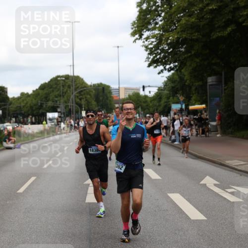 29.06.2025 - hella hamburg halbmarathon Yannick Fuchs http://msf.ph/oto/8199416 29.06.2025 10:31:49 20KM 1411, 2196, 2767, 4860, 4865, 5003, 5092, 5307, 6123, 6458, 6529, 7310, 7482, 8362, 9178, 9296, 9914, 10190, 10451, 10680, 10738, 11833, 13141, 13854, 13972, 14387, 14459, 14691, 14934, 15178, 15261, 15410, 15939, 16523, 16992, 17024, 17125, 17137, 17306, 17658, 17723, 18062, 18159, 18384, 18824 meine-sportfotos.de