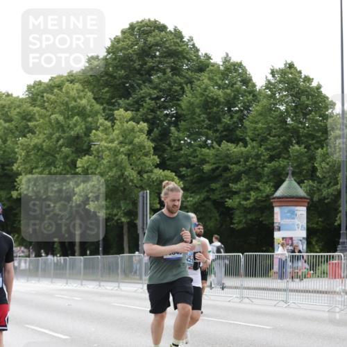 29.06.2025 - hella hamburg halbmarathon Jannik Wohlers http://msf.ph/oto/8199418 29.06.2025 10:25:09 Lombardsbrücke 1093, 1305, 2278, 3343, 5028, 6869, 9811, 10845, 10846, 11157, 11662, 13653, 13842, 14936, 15016, 15119, 15283, 16289, 16381 meine-sportfotos.de