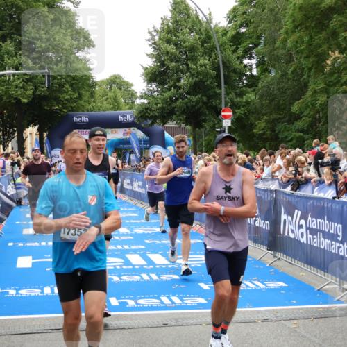 29.06.2025 - hella hamburg halbmarathon Zöllner http://msf.ph/oto/8199443 29.06.2025 10:46:55 Ziel 4091, 11858, 13940, 14385, 17172, 17353, 17492, 17669, 17892, 19105 meine-sportfotos.de