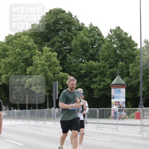 29.06.2025 - hella hamburg halbmarathon Jannik Wohlers http://msf.ph/oto/8199444 29.06.2025 10:25:10 Lombardsbrücke 1093, 1305, 1481, 2278, 3343, 5028, 6869, 8881, 9811, 10845, 10846, 11157, 11662, 13653, 13842, 14936, 15119, 15283, 16289, 16381 meine-sportfotos.de