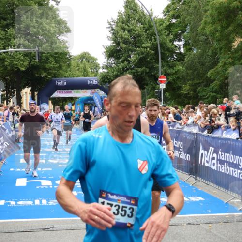 29.06.2025 - hella hamburg halbmarathon Zöllner http://msf.ph/oto/8199481 29.06.2025 10:46:56 Ziel 1139, 4091, 13940, 14385, 17172, 17492, 17669, 17892, 19105 meine-sportfotos.de