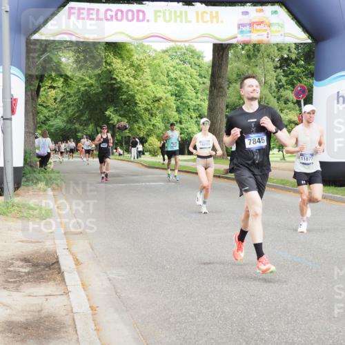 29.06.2025 - hella hamburg halbmarathon MichiJ http://msf.ph/oto/8199483 29.06.2025 10:21:18 Zwischen KM18-KM19 3955, 5187, 7845, 11877, 14450 meine-sportfotos.de