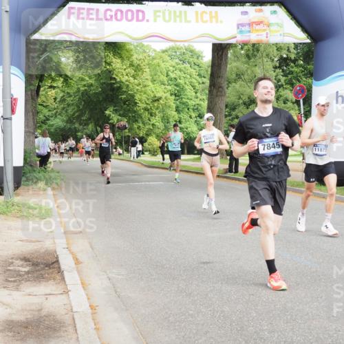 29.06.2025 - hella hamburg halbmarathon MichiJ http://msf.ph/oto/8199502 29.06.2025 10:21:19 Zwischen KM18-KM19 3955, 7845, 11877, 14450, 16065 meine-sportfotos.de