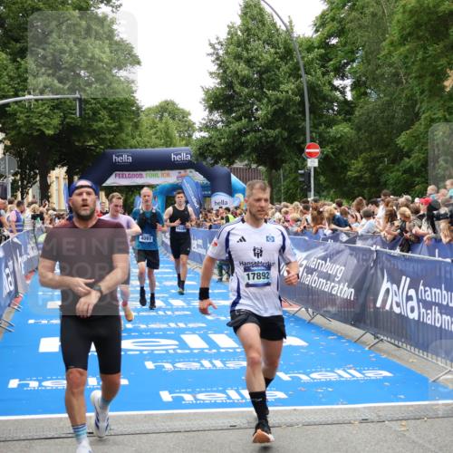 29.06.2025 - hella hamburg halbmarathon Zöllner http://msf.ph/oto/8199572 29.06.2025 10:46:59 Ziel 1139, 1689, 4091, 10122, 13728, 14385, 14449, 14594, 16081, 17172, 17892, 17979, 19105 meine-sportfotos.de