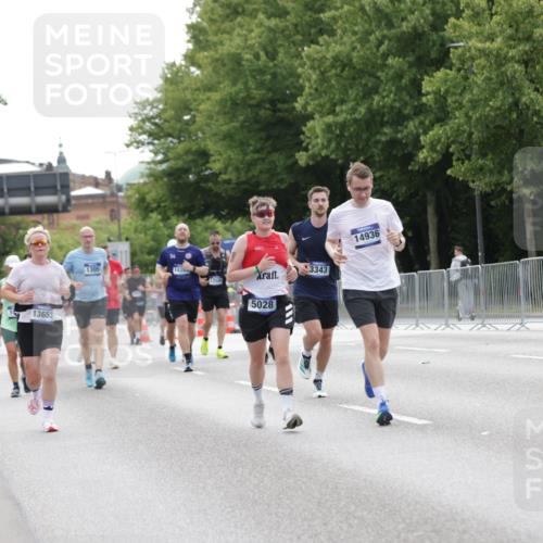 29.06.2025 - hella hamburg halbmarathon Jannik Wohlers http://msf.ph/oto/8199634 29.06.2025 10:25:13 Lombardsbrücke 1093, 1305, 1481, 3343, 3765, 4378, 5028, 8881, 9811, 10845, 10846, 11157, 11662, 12505, 13653, 13842, 14936, 15283, 16289, 16354, 16381, 16927 meine-sportfotos.de