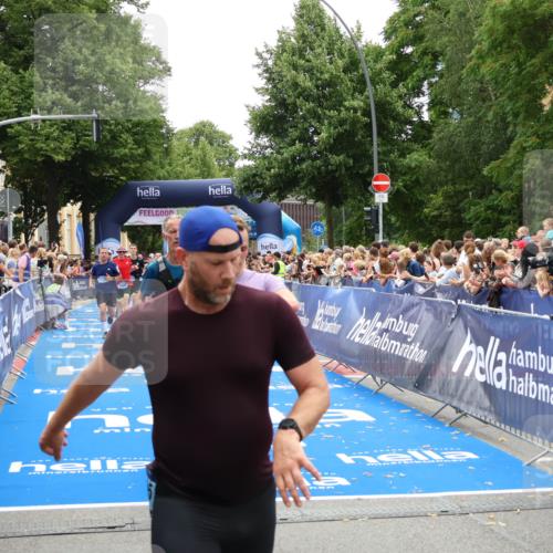29.06.2025 - hella hamburg halbmarathon Zöllner http://msf.ph/oto/8199650 29.06.2025 10:47:00 Ziel 1139, 1689, 4091, 10122, 13728, 14385, 14415, 14449, 14594, 15825, 16081, 17172, 17979, 19105 meine-sportfotos.de
