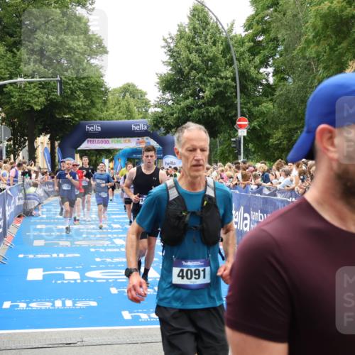 29.06.2025 - hella hamburg halbmarathon Zöllner http://msf.ph/oto/8199704 29.06.2025 10:47:02 Ziel 1139, 1689, 4377, 9794, 10122, 13728, 14385, 14415, 14449, 14594, 14783, 15825, 16081, 17979 meine-sportfotos.de