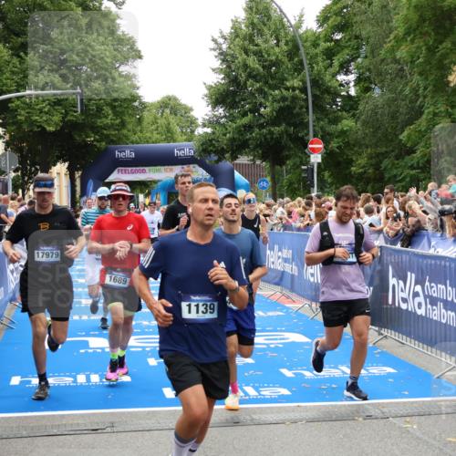 29.06.2025 - hella hamburg halbmarathon Zöllner http://msf.ph/oto/8199861 29.06.2025 10:47:05 Ziel 1139, 1460, 1689, 4377, 5472, 6700, 9794, 10122, 13728, 14415, 14449, 14594, 14783, 15825, 16081, 17979 meine-sportfotos.de