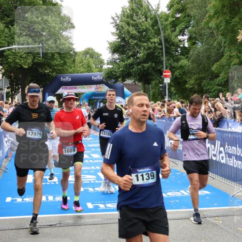 29.06.2025 - hella hamburg halbmarathon Zöllner http://msf.ph/oto/8199877 29.06.2025 10:47:06 Ziel 1460, 1689, 4377, 5472, 6700, 9794, 10122, 12579, 13728, 14415, 14449, 14594, 14783, 15825, 16081, 17979 meine-sportfotos.de
