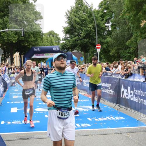 29.06.2025 - hella hamburg halbmarathon Zöllner http://msf.ph/oto/8199996 29.06.2025 10:47:08 Ziel 1460, 4093, 4377, 5472, 6700, 7908, 9794, 10122, 12579, 14415, 14783, 15684, 15825 meine-sportfotos.de