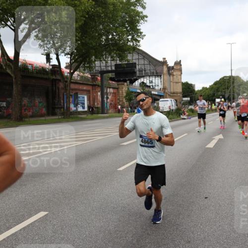 29.06.2025 - hella hamburg halbmarathon Yannick Fuchs http://msf.ph/oto/8200136 29.06.2025 10:31:55 20KM 1290, 2196, 2767, 4860, 4865, 5003, 5042, 5307, 5923, 6047, 6123, 6458, 7310, 7482, 8362, 9178, 9914, 10190, 10451, 10738, 12739, 13141, 13372, 13854, 14387, 14459, 14691, 14934, 15178, 15261, 15410, 15939, 16523, 16992, 17125, 17137, 17658, 18159, 18357, 18384, 18986 meine-sportfotos.de