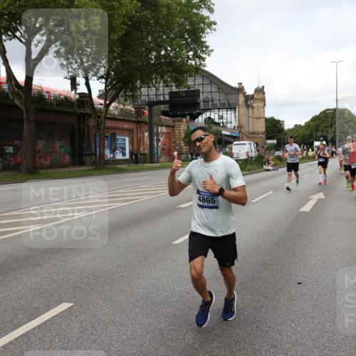 29.06.2025 - hella hamburg halbmarathon Yannick Fuchs http://msf.ph/oto/8200156 29.06.2025 10:31:55 20KM 1290, 2196, 2767, 4860, 4865, 5003, 5042, 5307, 5923, 6047, 6123, 6458, 7310, 7482, 8362, 9178, 9914, 10190, 10451, 10738, 12739, 13141, 13372, 13854, 14387, 14459, 14691, 14934, 15178, 15261, 15410, 15939, 16523, 16992, 17125, 17137, 17658, 18159, 18357, 18384, 18986 meine-sportfotos.de